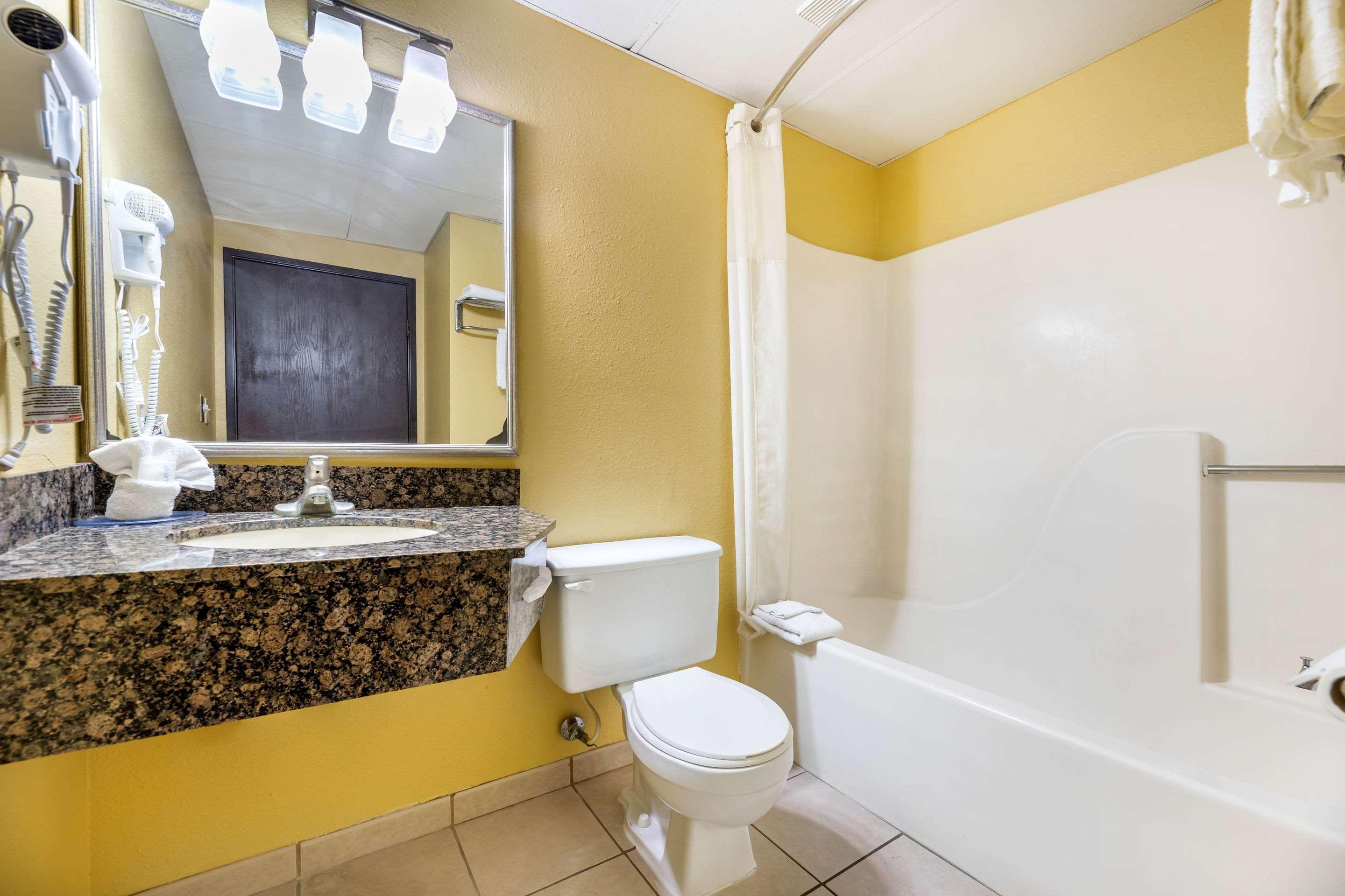 South Hutchinson Rodeway Inn מראה חיצוני תמונה