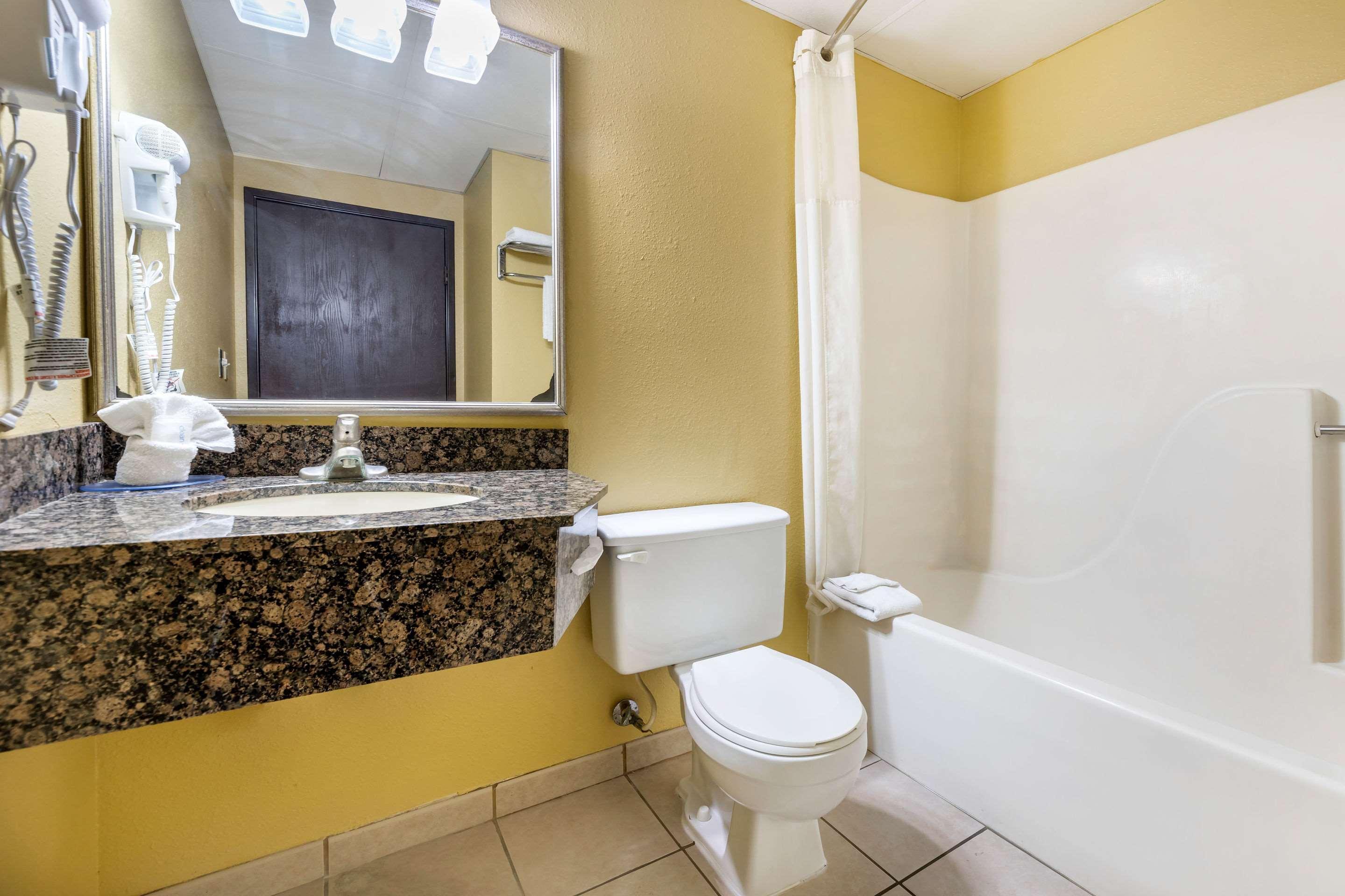 South Hutchinson Rodeway Inn מראה חיצוני תמונה