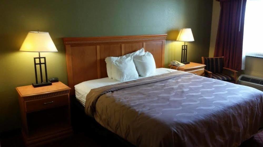 South Hutchinson Rodeway Inn מראה חיצוני תמונה